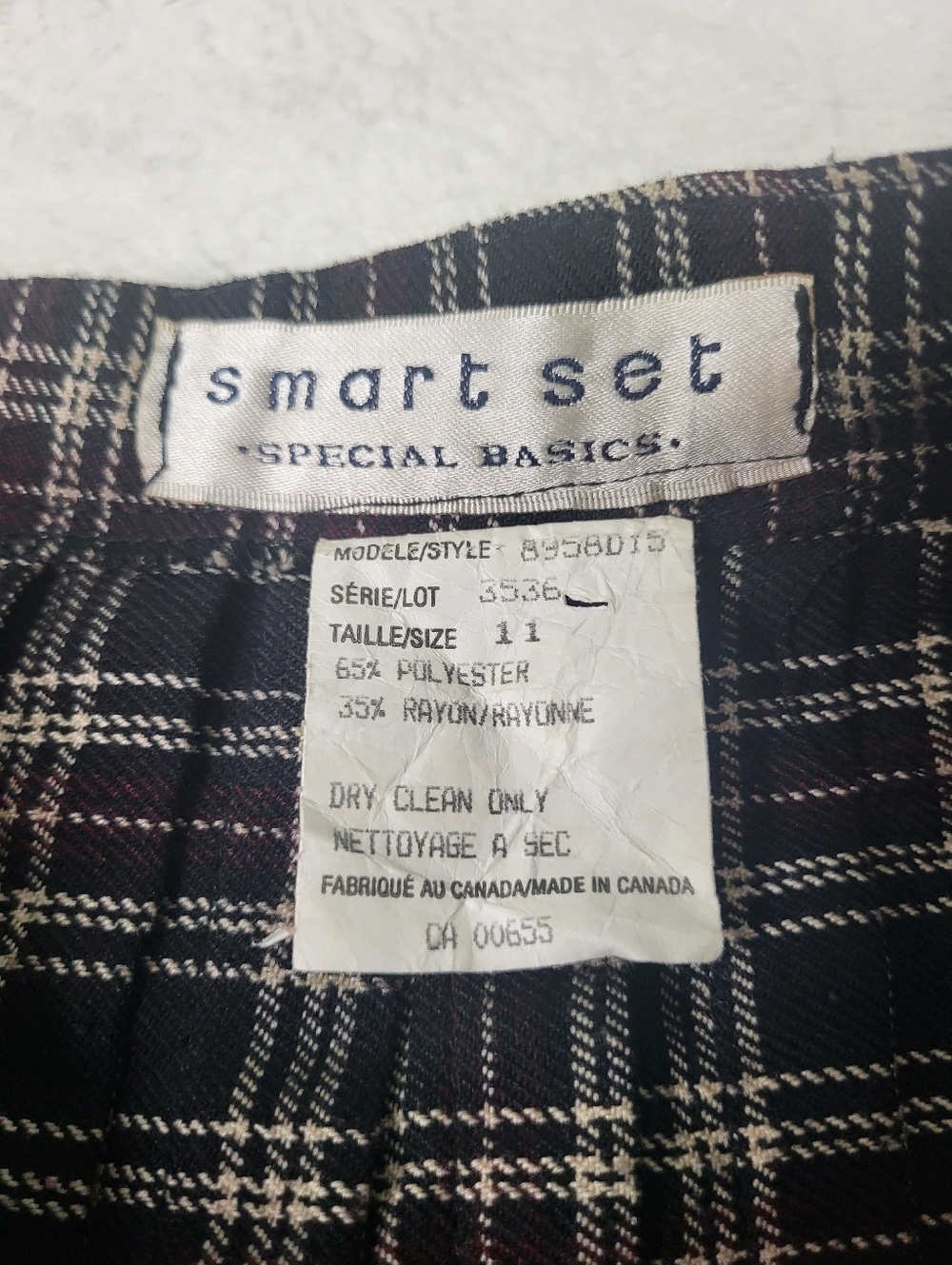 Smart Set 90s Plaid A-Line Buckle Skirt in Black and Burgundy. Size 11 - Picture 8 of 9